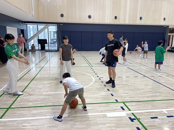 本学バスケ部の部員も子どもたちにバスケの楽しさを伝えました。