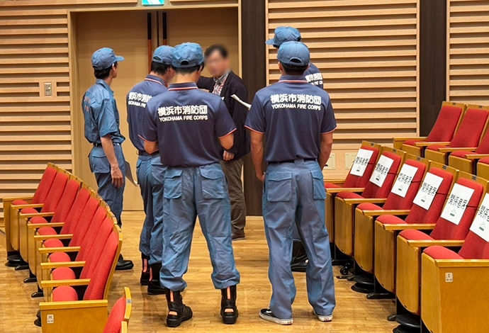 避難経路を確認するサッカー部員