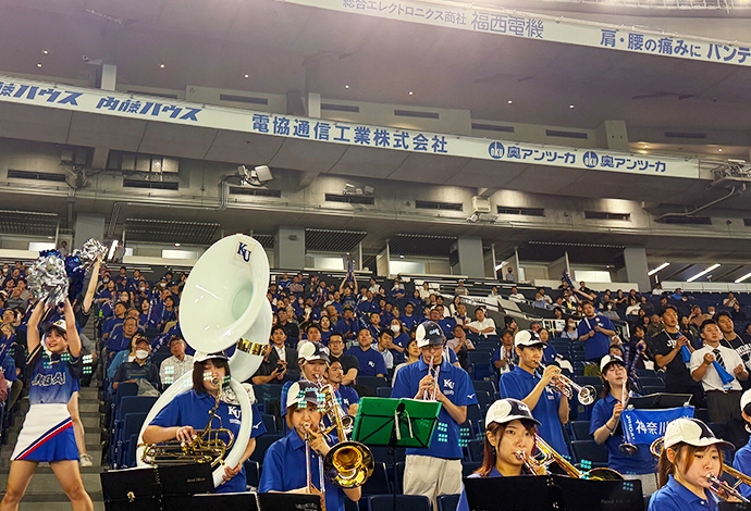 管弦楽団の演奏で盛り上がる場内