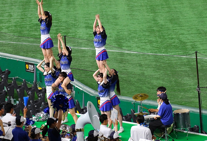 チアリーディング部による華麗なパフォーマンス