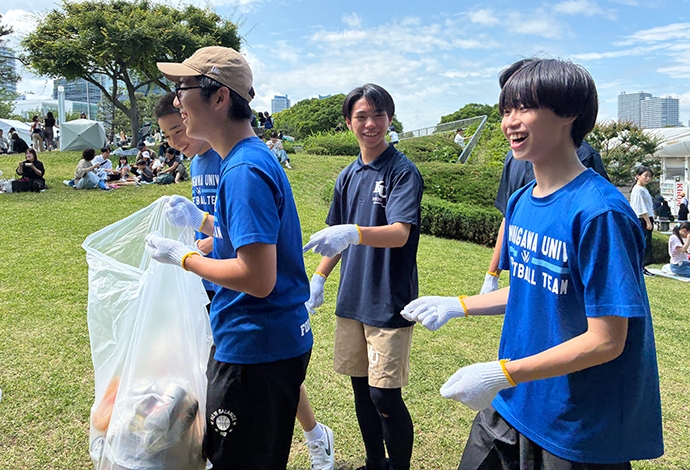 神大生と附属学校生徒が協力してごみ拾い