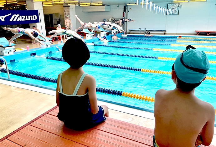 水泳部の練習を見学